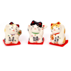 Trio de gatos japoneses , MANEKINEKO, amuleto
