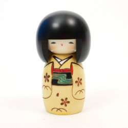 Muñeca kokeshi japonesa con motivo de niña en amarillo, KI OSANAGO
