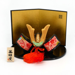 Adorno de casco japonés kabuto negro dorado y naranja en cerámica y tejidos, SHUSSEKABUTO, 6 cm