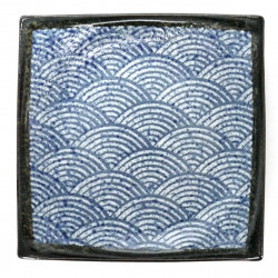 assiette traditionnelle japonaise de taille moyenne carrée courbée avec motifs bleus SEIGAIHA